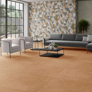 Exposición: suelo cerámico terracota, pared con azulejos geométricos, sofá gris