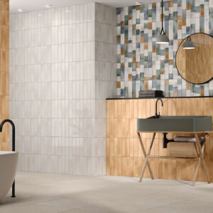 Exposición de azulejos cerámicos en baño moderno con mosaico, lavabo y bañera