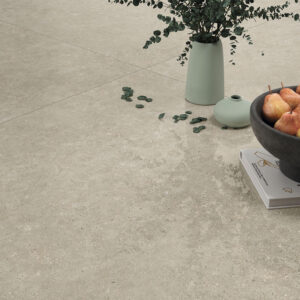 Suelo cerámico beige efecto piedra con cuenco de peras y jarrones decorativos