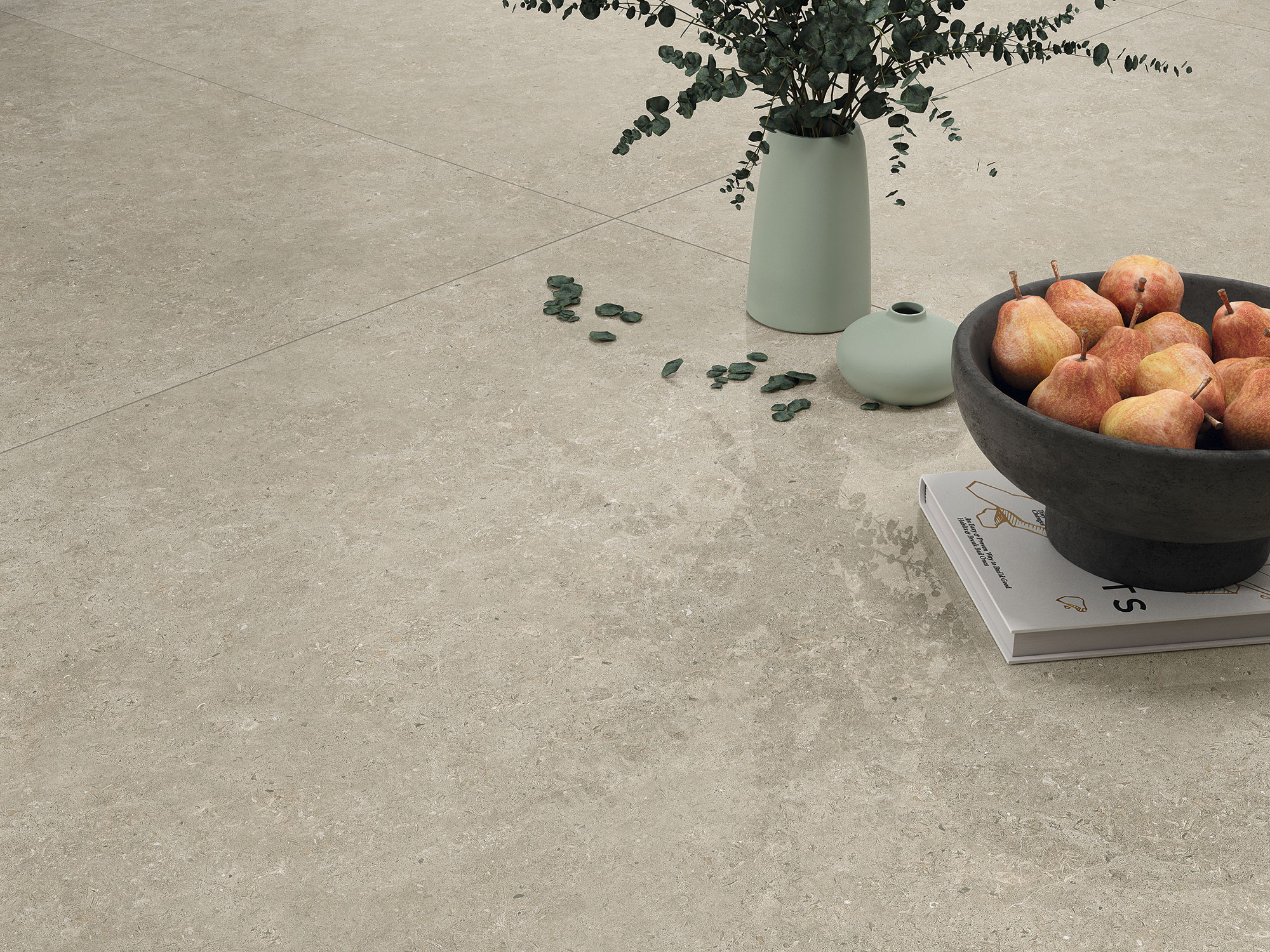 Suelo cerámico beige efecto piedra con cuenco de peras y jarrones decorativos