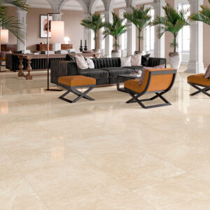AREZZO-CREAM-60X120 Showroom de azulejos crema pulidos con área lounge, sillones naranja y palmeras