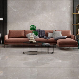 AREZZO-GREY-60X120-PULIDO Sala moderna con sofá terracota sobre suelo y revestimiento cerámico gris brillante