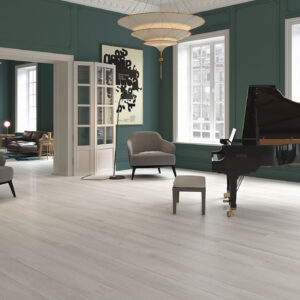 Salón con piano de cola sobre pavimento cerámico efecto madera claro y sofás