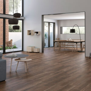Salón y comedor abiertos con grandes ventanales y pavimento cerámico efecto madera