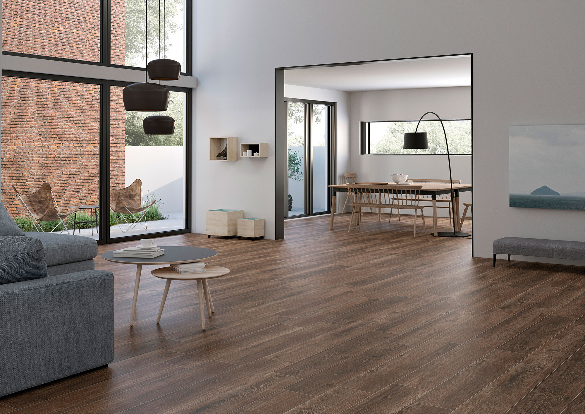 Salón y comedor abiertos con grandes ventanales y pavimento cerámico efecto madera