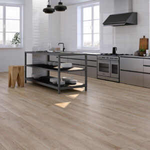 Cocina de exposición con pavimento efecto madera claro y revestimiento cerámico blanco