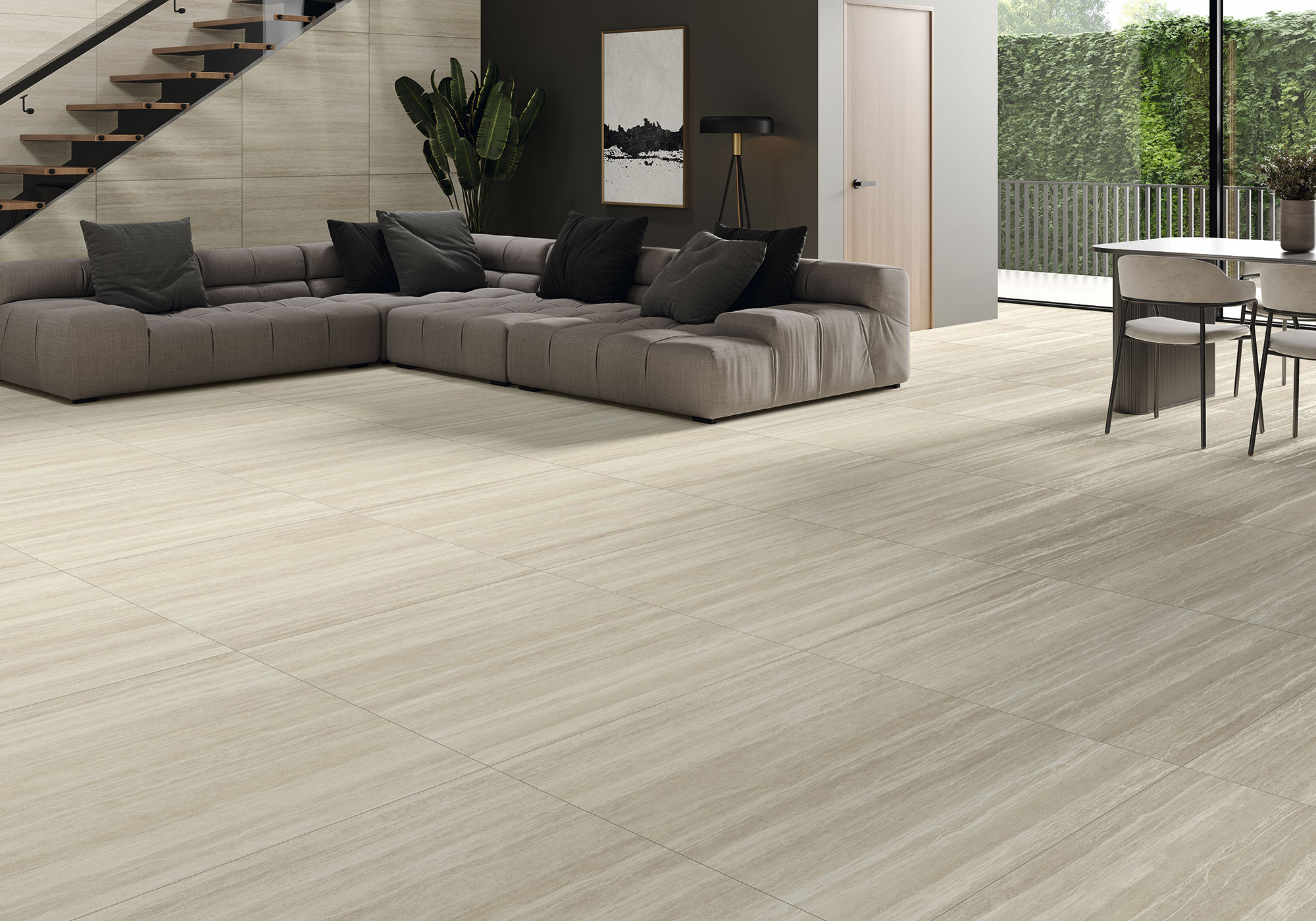 Salón con suelo cerámico beige efecto veta, sofá modular y comedor junto a ventana