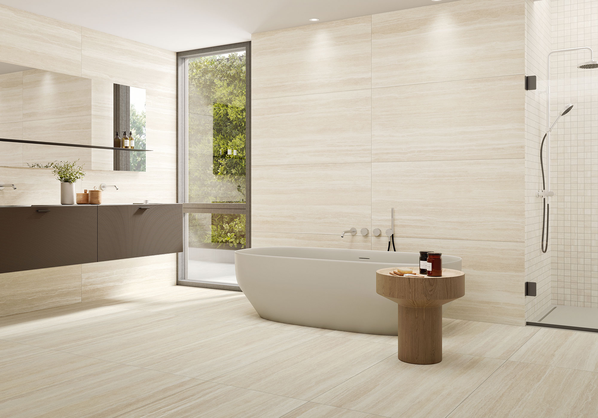 Baño showroom con azulejos crema de gran formato, bañera exenta y ducha de vidrio