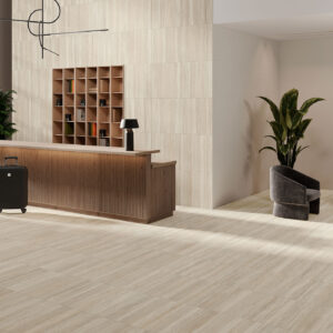 Showroom: pavimento, revestimiento cerámico beige, mostrador madera, zona lounge