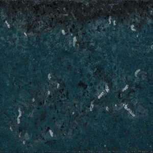 Azulejo cerámico rectangular esmaltado azul verdoso con textura marmoleada y bordes brillantes