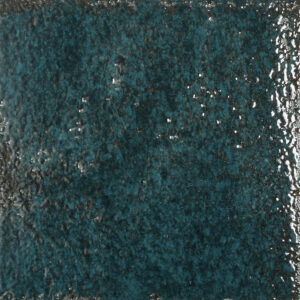 Azulejo cerámico esmaltado verde azulón con textura moteada y brillo irregular