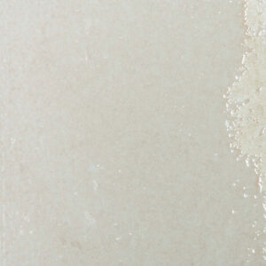 Baldosa cerámica beige claro con borde esmaltado brillante y ligera textura