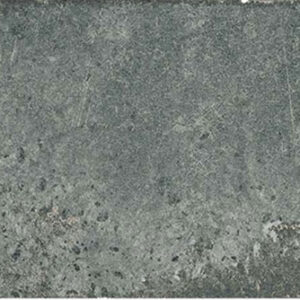 Baldosa rectangular efecto hormigón envejecido gris con parche claro y bordes desgastados