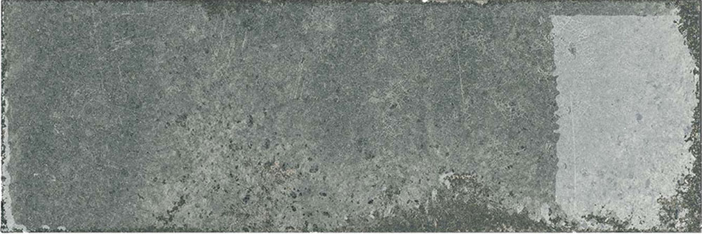 Baldosa rectangular efecto hormigón envejecido gris con parche claro y bordes desgastados