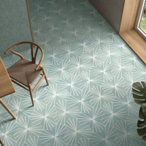 Suelo cerámico geométrico turquesa con mesa y sillas de madera junto a ventana