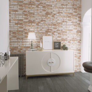 Amb_Old_Caravista_Ocre_mq Entrada con pared de revestimiento cerámico efecto ladrillo y mueble blanco sobre pavimento gris