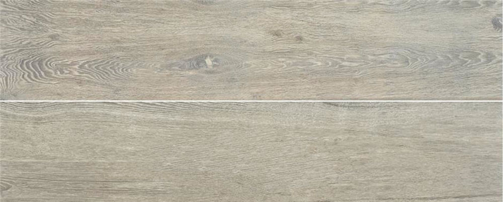 Revestimiento cerámico efecto madera gris claro, vetas visibles y junta fina