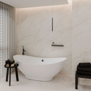 Avorio-60x120+120x120 Baño con bañera exenta sobre pavimento y revestimiento cerámico efecto mármol crema.