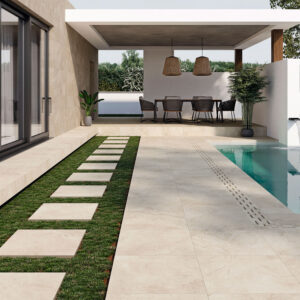 Terraza con pavimento cerámico beige, losas sobre césped, piscina y porche comedor