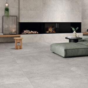 Sala moderna con grandes losas cerámicas grises en suelo y pared junto a chimenea