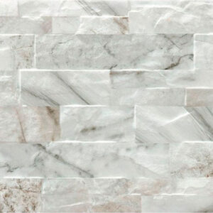 Revestimiento cerámico efecto mármol blanco y gris en lamas rectangulares con relieve