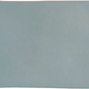 Azulejo cerámico rectangular esmaltado en azul claro con brillo sutil