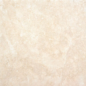 Baldosa cerámica beige con acabado travertino y textura moteada