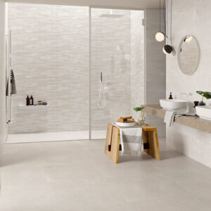 Baño minimalista con pavimento y revestimiento cerámico beige, ducha a ras y doble lavabo