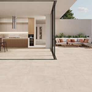 COLUMBIA-SAND-60x120-RGB-AMB-01 Exposición de pavimento cerámico beige en salón-terraza con cocina abierta