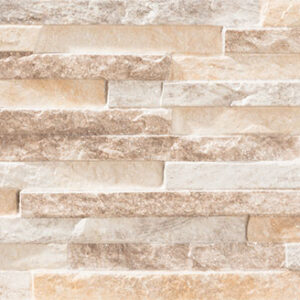 Revestimiento cerámico tipo piedra apilada en tonos beige y crema, listones horizontales
