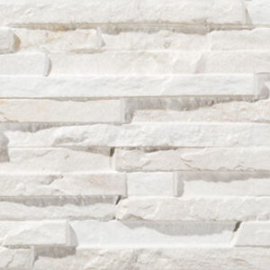 Revestimiento cerámico efecto piedra blanca en lamas horizontales texturizadas