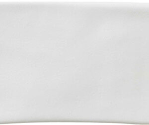 Muestra de azulejo cerámico blanco rectangular con bordes irregulares y acabado liso