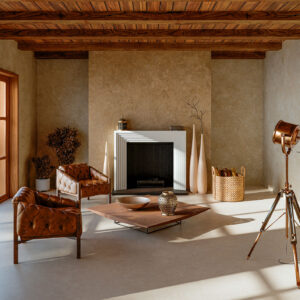 Sala de exposición con suelos y paredes cerámicos beige, vigas de madera, butacas y chimenea.