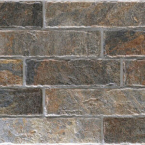 Revestimiento cerámico imitación piedra en lamas rectangulares gris y marrón