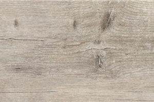 Baldosa cerámica efecto madera clara con vetas y nudos