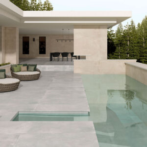 Exterior_Sonder_60x120-20mm Terraza de grandes pavimentos cerámicos gris claro, piscina y tumbonas redondas con cojines verdes