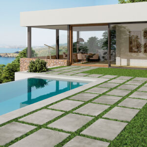 Exterior_Sonder_60x90_HD Losas cerámicas cuadradas entre césped junto a piscina y vivienda moderna con vista al mar