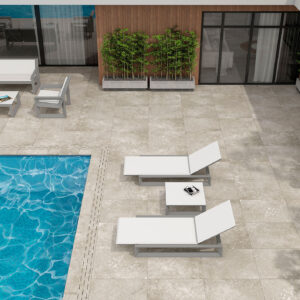 Terraza con piscina sobre pavimento cerámico efecto piedra beige, tumbonas y jardineras