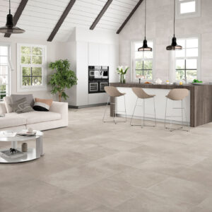 Exposición de salón-cocina con pavimento cerámico de grandes losas beige y revestimiento mural claro