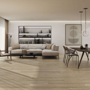 Salón comedor minimalista con suelo cerámico efecto madera, sofá claro y mesa oscura.