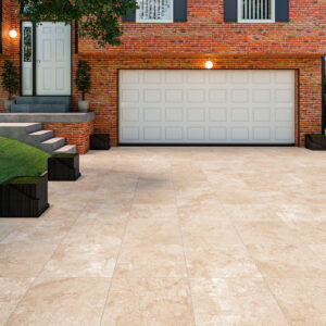 Exposición exterior: pavimento cerámico beige en entrada con fachada de ladrillo y garaje blanco