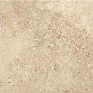 Baldosa cerámica imitación travertino beige con textura moteada y poros naturales