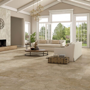 Salón con pavimento y revestimiento cerámico efecto piedra beige y chimenea