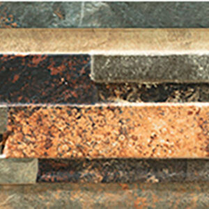 Revestimiento cerámico estratificado en tonos óxido, beige y gris con textura pétrea