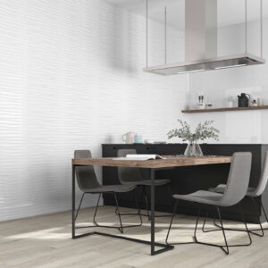 Cocina moderna con azulejos blancos texturizados, pavimento efecto madera y mesa