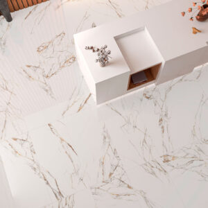 INDAH-WHTE-60X120-DETALLE-HOTEL_HD Mostrador claro sobre suelo porcelánico brillante con vetas doradas tipo mármol