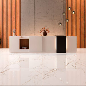 Inda-White-Recepcion-Hotel-120X120_HD Mostrador en tienda de azulejos con suelo porcelánico blanco veteado y paneles de madera