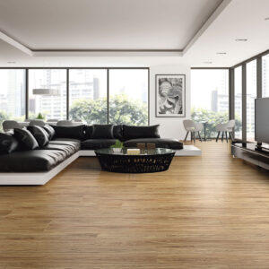 Sala de exposición con pavimento cerámico efecto madera, sofá modular negro y ventanales