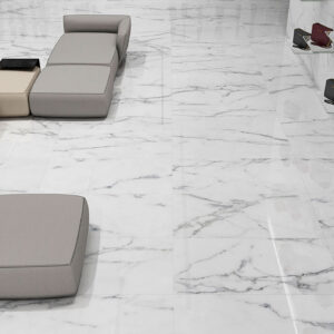 Gres efecto mármol brillante en tienda con asientos modulares y estantes de bolsos.