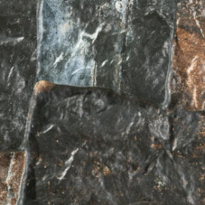 Revestimiento cerámico tipo pizarra en tonos gris y óxido con textura rugosa